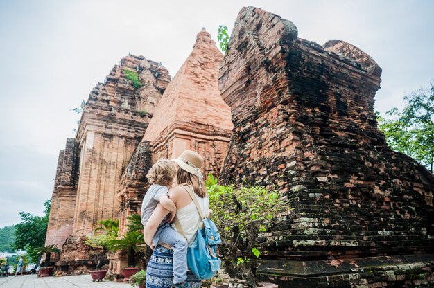 Moeder en peuter zoon toeristen in Vietnam. Po Nagar Cham Tovers.