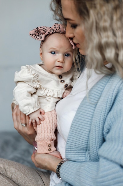 moeder en schattige baby binnen