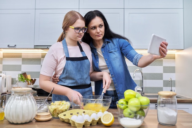 Moeder en tienerdochter bereiden samen appeltaart