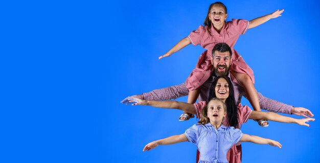 Moeder en vader brengen tijd door met hun vrolijke kleine meisjes, familie.