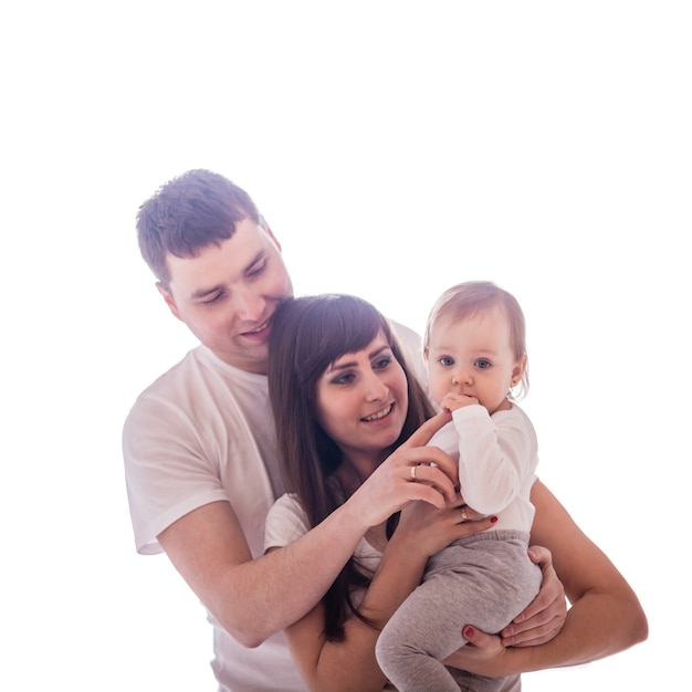 Moeder en vader spelen met haar kleine babymeisje, geïsoleerd op wit