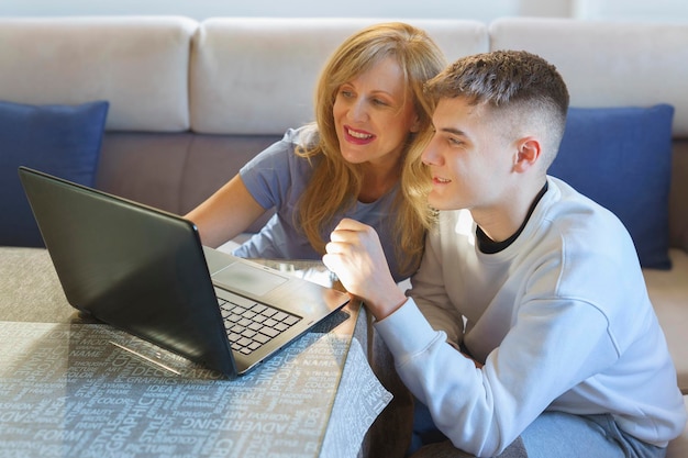 Moeder en zoon delen een computermoment