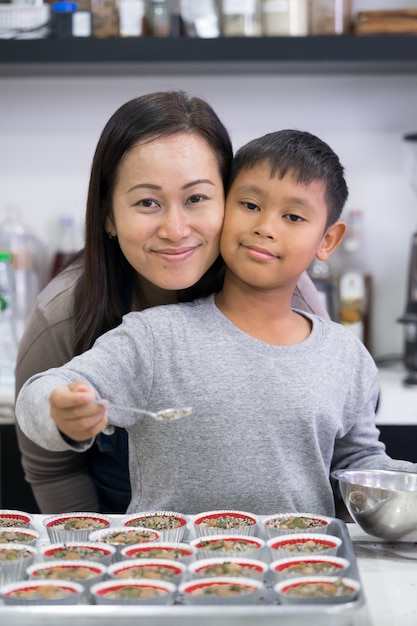 Moeder en zoon die een cake maken