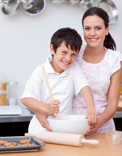 Moeder en zoon die in de keuken bakken