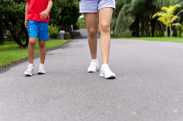 Moeder en zoon die in het park lopen