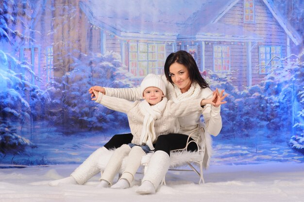 Foto moeder en zoon die kerstmis samen vieren