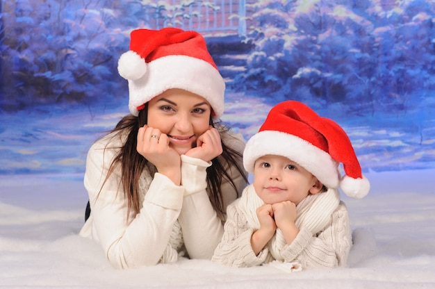 Moeder en zoon die Kerstmis samen vieren