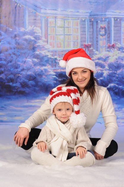 Moeder en zoon die Kerstmis samen vieren