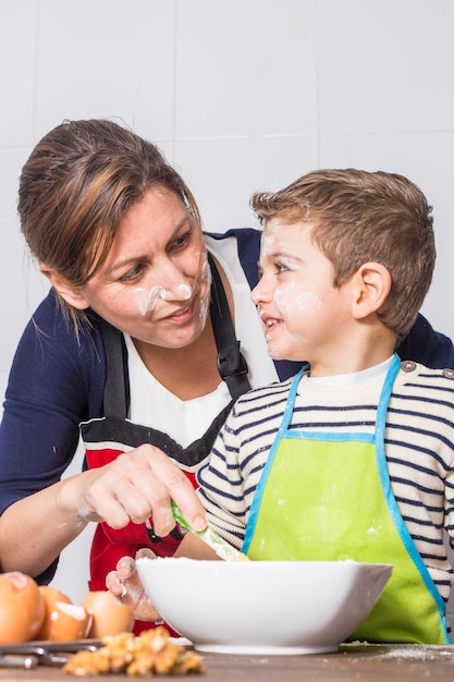 Moeder en zoon die thuis eten bereiden