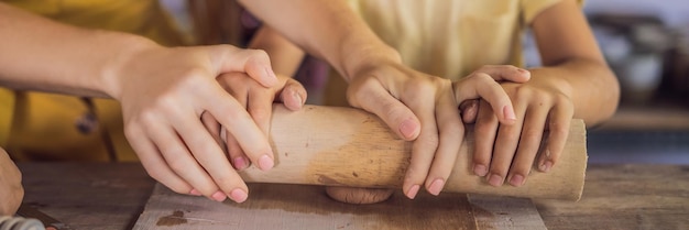 Moeder en zoon doen keramische pot in aardewerk workshop banner lang formaat