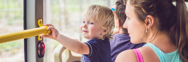 Moeder en zoon gaan met de bus. Reizen met kinderen concept BANNER, lang formaat