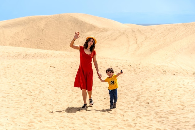 Moeder en zoon genieten van de duinen van Maspalomas Gran Canaria Canarische eilanden