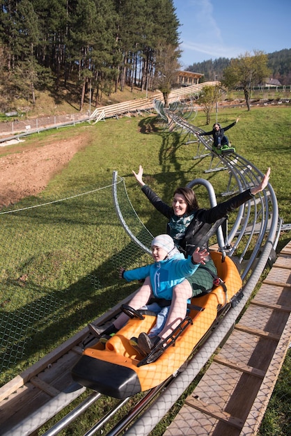 Foto moeder en zoon genieten van het rijden op alpine coaster