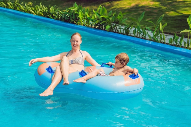 Moeder en zoon hebben plezier in het waterpark.