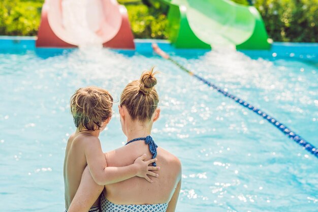 Moeder en zoon hebben plezier in het waterpark.