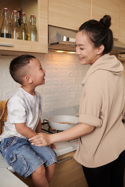 Moeder en zoon in de keuken