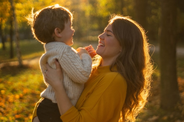 Moeder en zoon in het de herfstpark