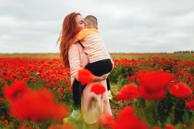 Moeder en zoon in papaverveld