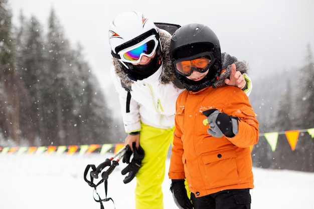 Moeder en zoon in skiuitrusting op de skipiste