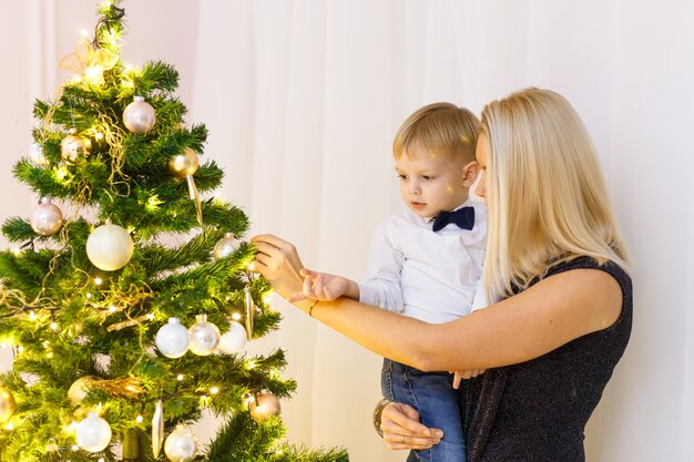 Moeder en zoon kerstboom versieren