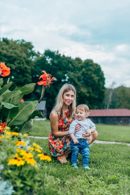 Moeder en zoon kijken naar bloemen