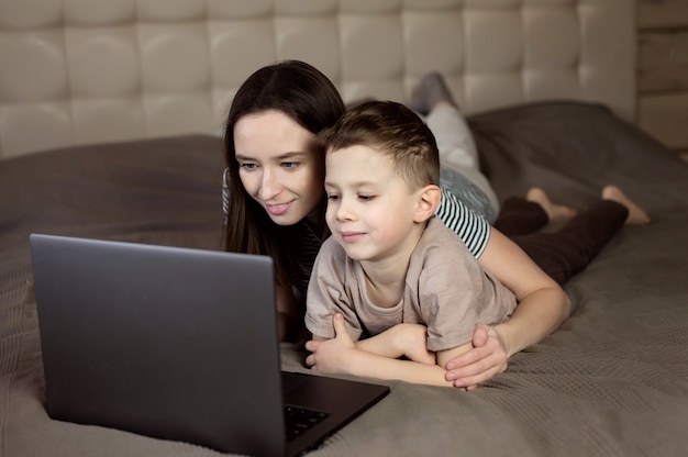 Foto moeder en zoon kijken naar het computerscherm