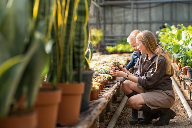 Moeder en zoon kijken naar potplanten