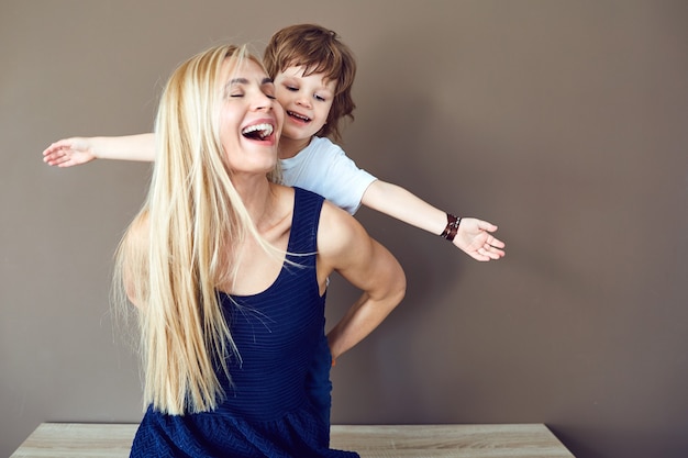 Moeder en zoon knuffelen