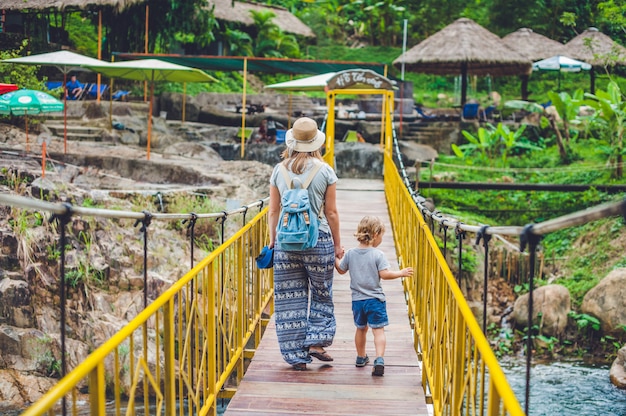 Moeder en zoon lopen op een hangbrug