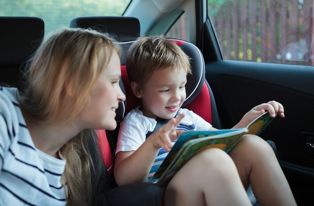 Moeder en zoon met een boek in de auto