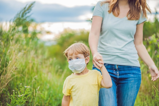 Moeder en zoon met medisch masker vanwege allergie voor ambrosia