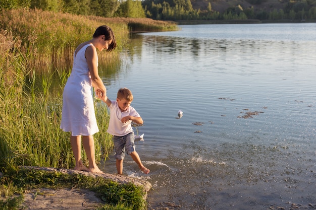 Moeder en zoon op de rivier