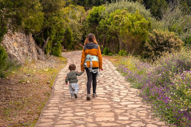 Moeder en zoon op de sleep tot de bovenkant van garajonay in de canarische eilanden van la gomera