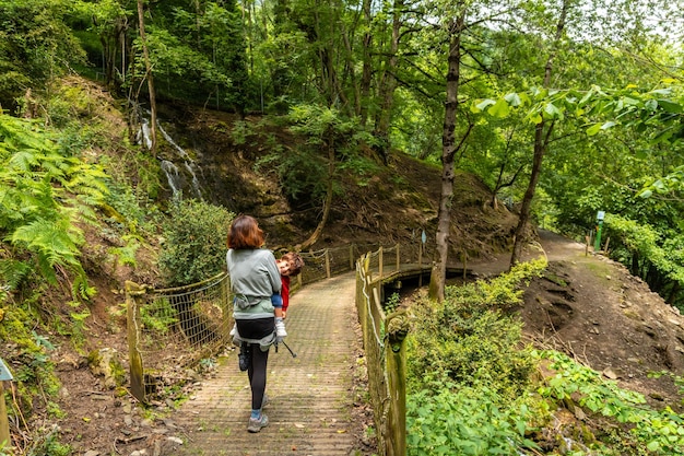 Moeder en zoon op een bergpad in de gemeente Borce in de Franse Pyreneeën