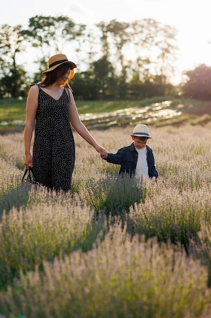 Moeder en zoon op een lavendelveld tijdens zonsondergang