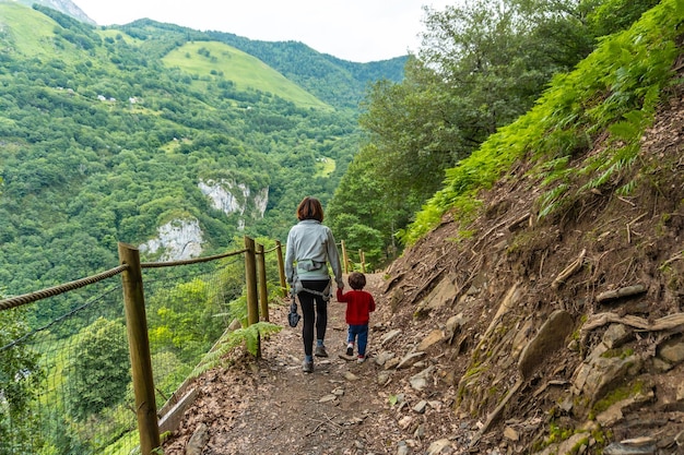 Moeder en zoon op een parcours in de gemeente Borce in de Franse Pyreneeën en haar prachtige bergen