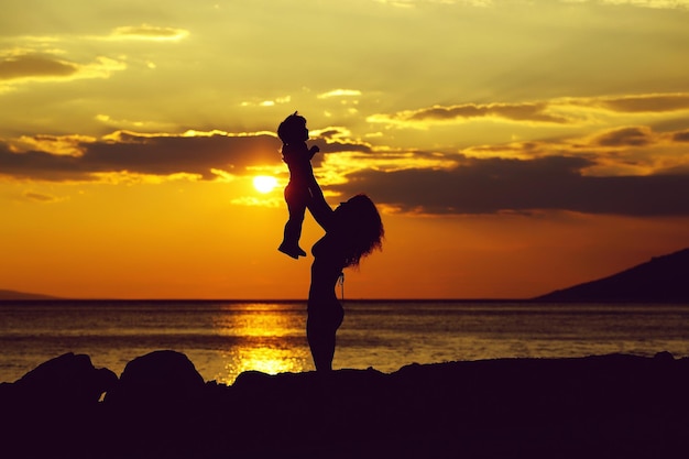 Moeder en zoon op het strand