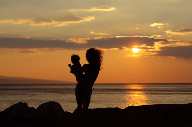 Moeder en zoon op het strand