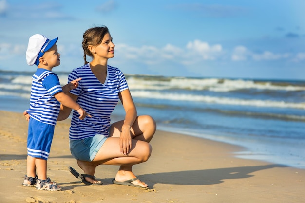 Moeder en zoon op het strand