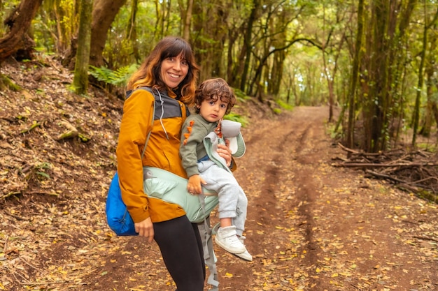 Moeder en zoon op het voetpad in het bemoste boombos van Garajonay National Park La Gomera Canarische Eilanden