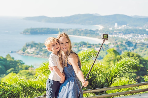 Moeder en zoon op Karon View Point in zonnige dag. Phuket. Reizen met kinderen concept.