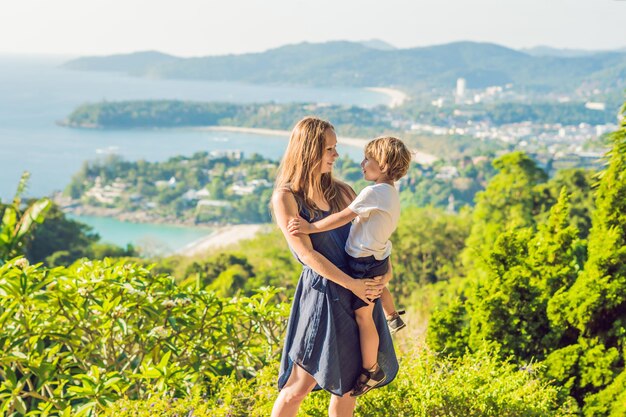 Moeder en zoon op Karon View Point in zonnige dag. Phuket. Reizen met kinderen concept.