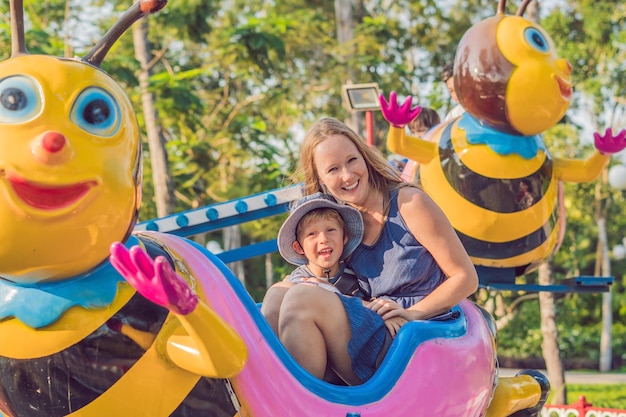 Moeder en zoon plezier in een pretpark