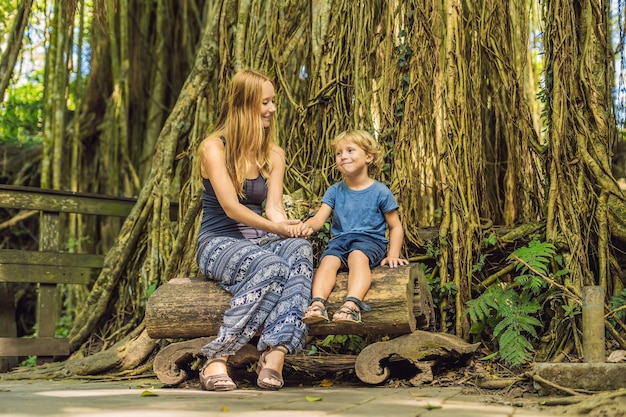 Moeder en zoon reizigers ontdekken Ubud bos in Monkey forest, Bali Indonesië. Reizen met kinderen concept.