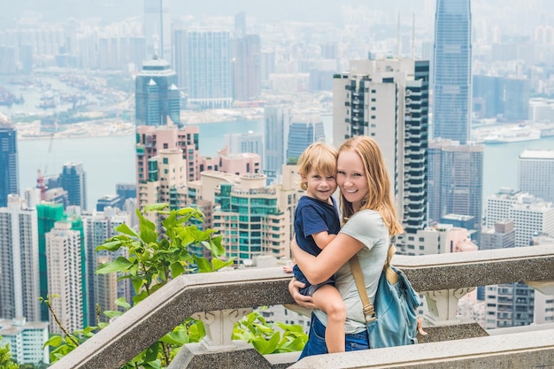 Moeder en zoon reizigers op de piek van Victoria tegen de achtergrond van Hong Kong. Reizen met kinderen concept