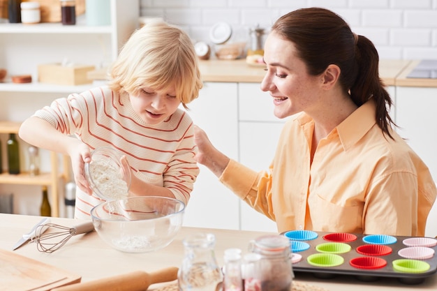 Moeder en zoon samen bakken