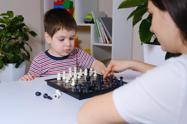 Moeder en zoon schaken thuis