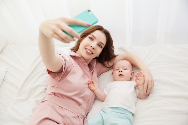 Moeder en zoon selfie in de slaapkamer. bovenaanzicht