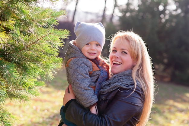 Foto moeder en zoon spelen in herfst park