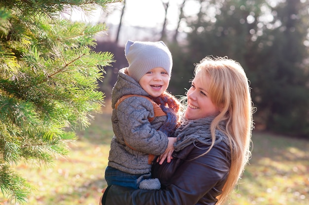 Moeder en zoon spelen in herfstpark